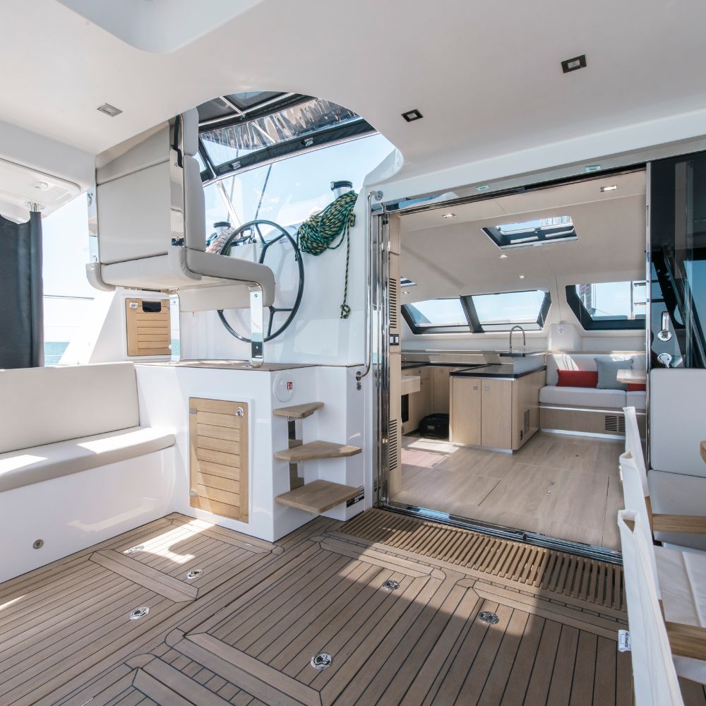 emeraude-multicoques-catamaran-PRIVILEGE510-cockpit-et-poste-de-barre