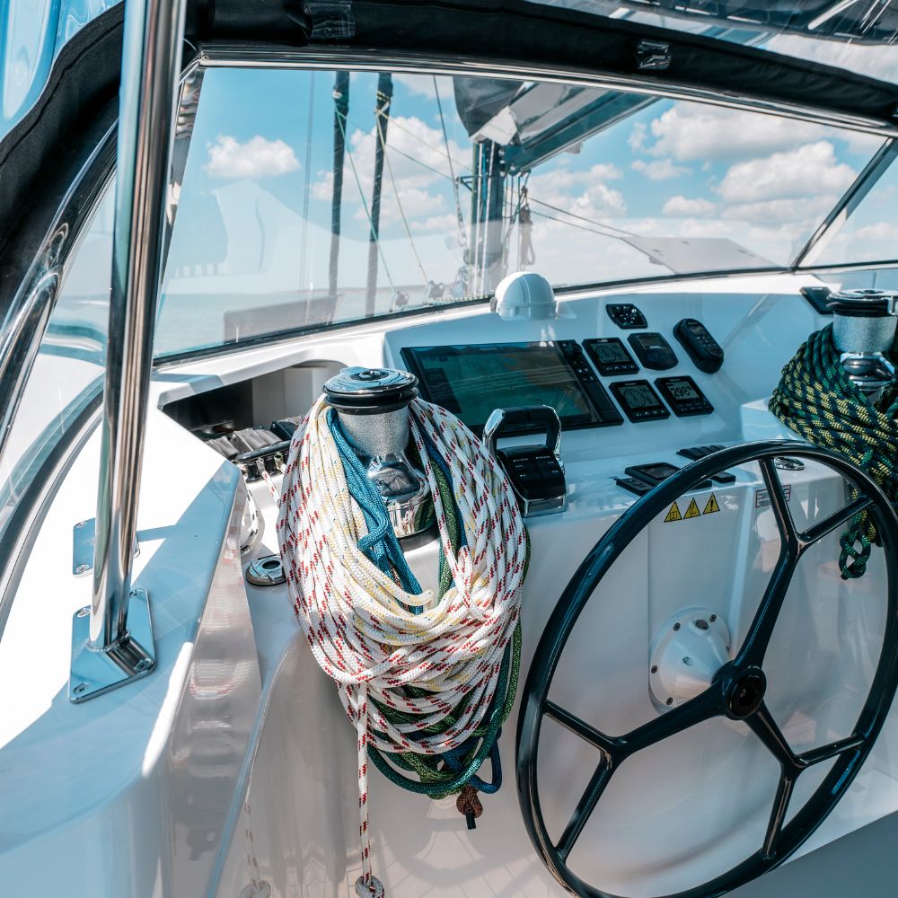 emeraude-multicoques-catamaran-PRIVILEGE510-poste-de-barre