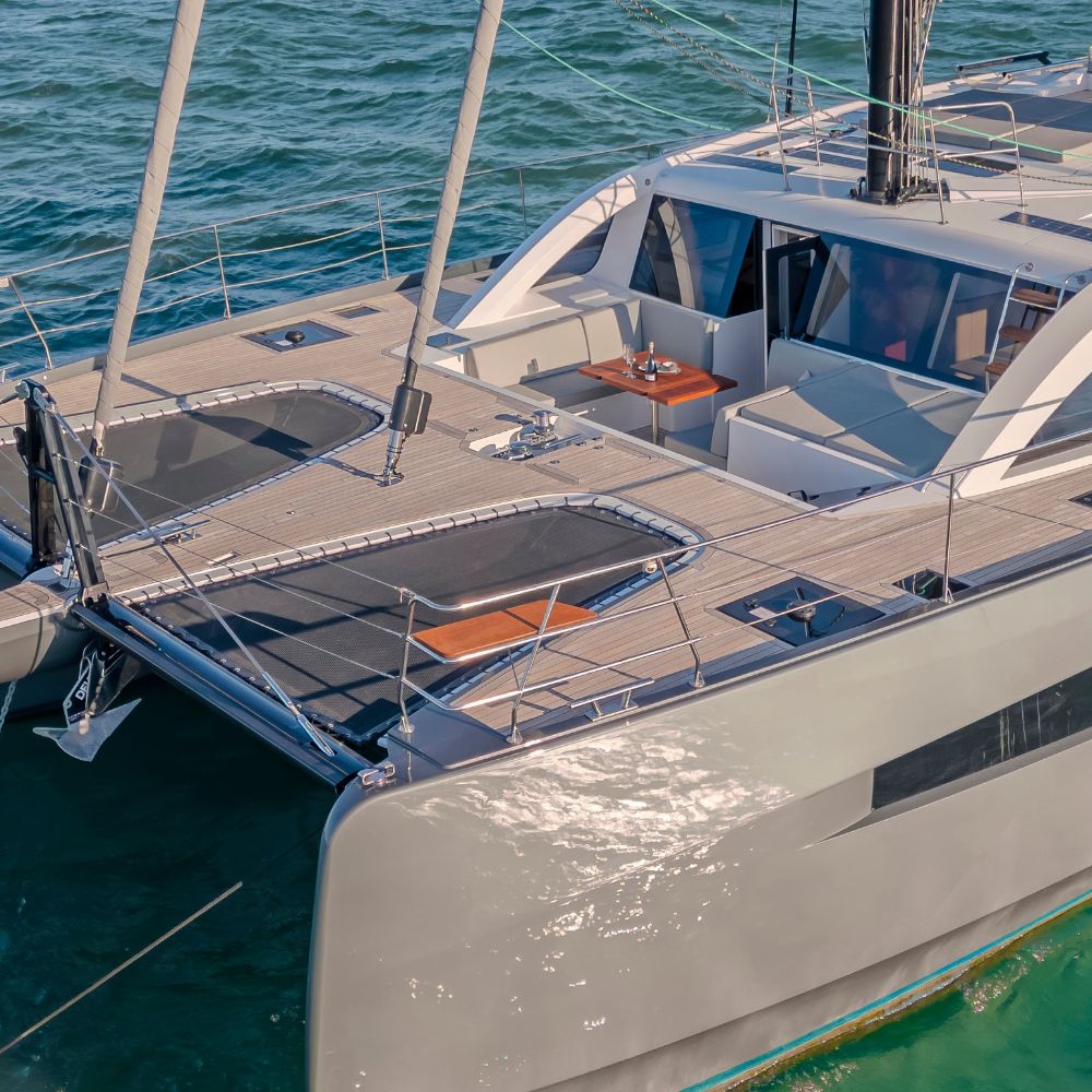 emeraude-multicoques-catamaran-PRIVILEGE580-au-mouillage