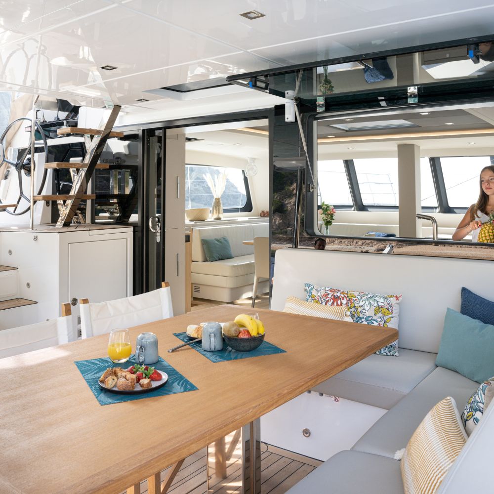 emeraude-multicoques-catamaran-PRIVILEGE580-cockpit