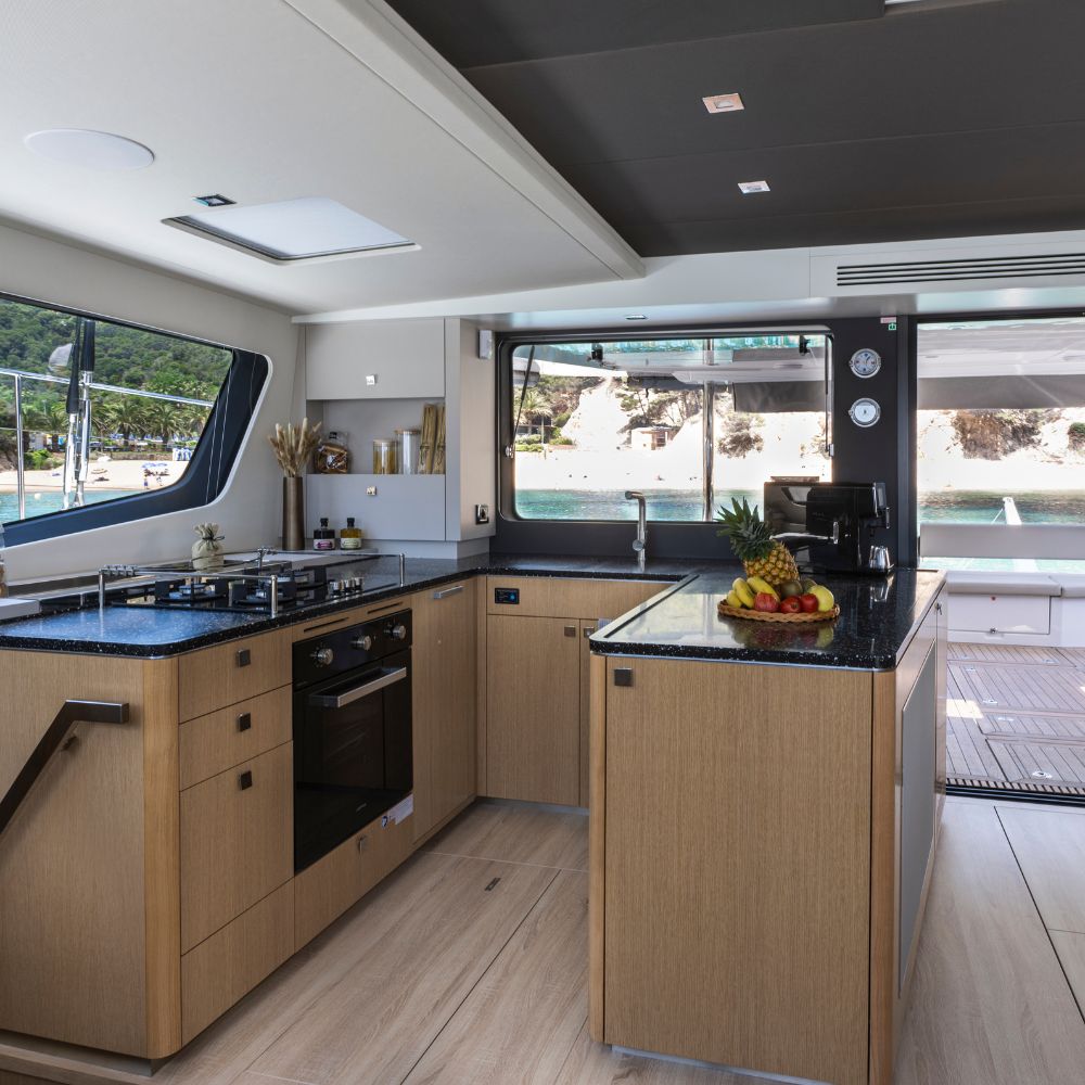 emeraude-multicoques-catamaran-PRIVILEGE580-cuisine