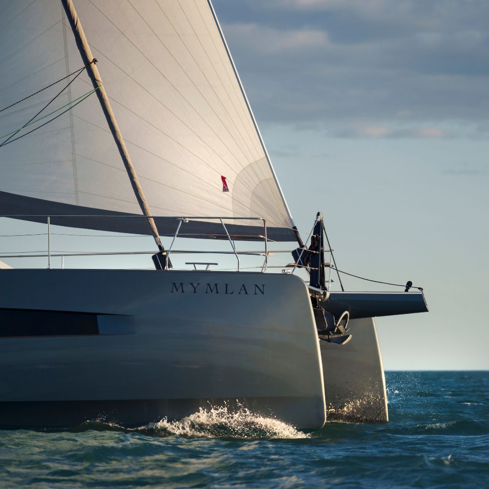 emeraude-multicoques-catamaran-PRIVILEGE580-en-navigation-vue-étraves