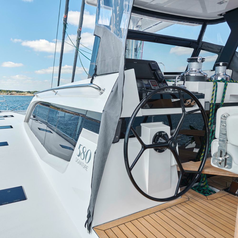 emeraude-multicoques-catamaran-PRIVILEGE580-poste-de-barre