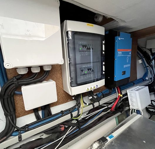 1-azur-boat-service-electricite