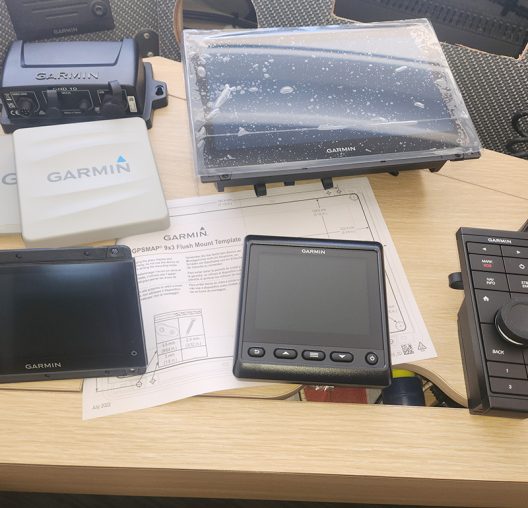 17-azure-boat-services-ELECTRONIQUE