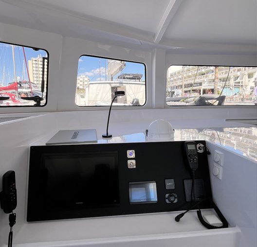 23-azure-boat-services-ELECTRONIQUE